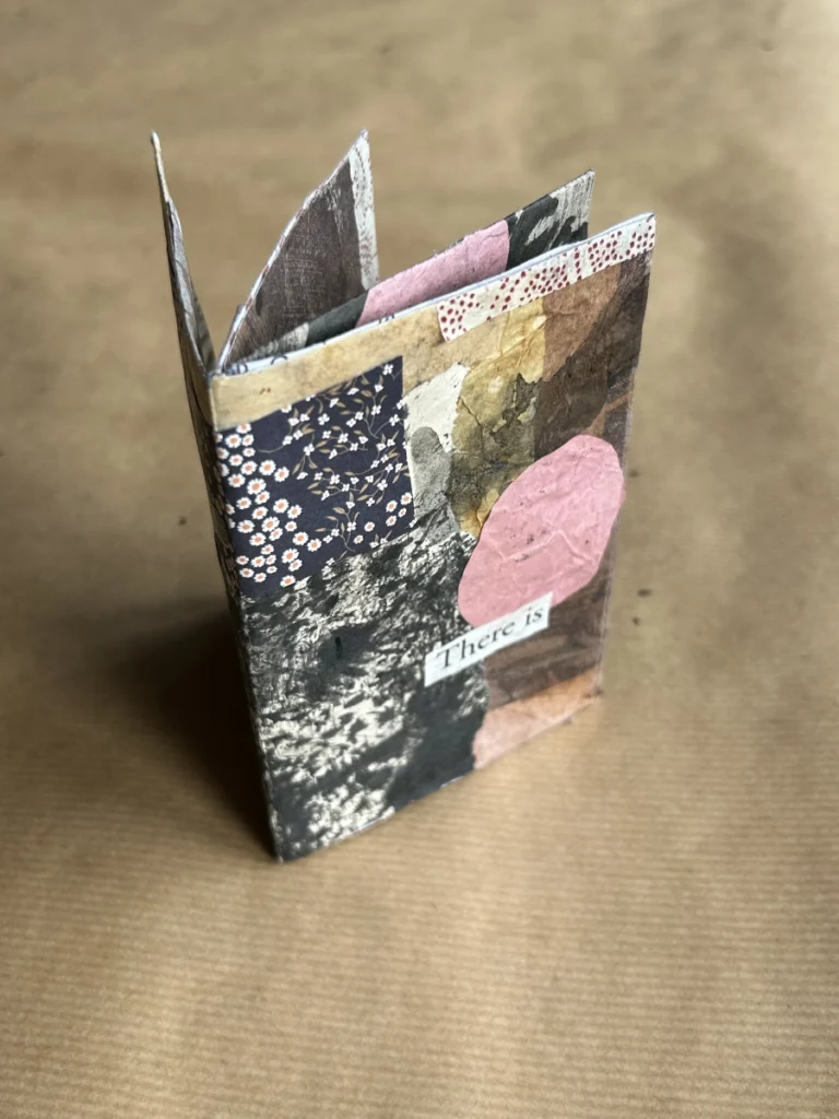 Mischtechnik Minibook mit selbst hergestellten Collagepapieren