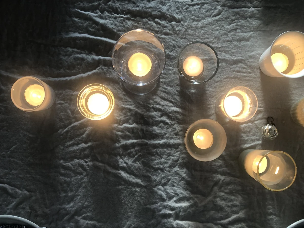 Viele Teelichter als Symbol für Gruppen