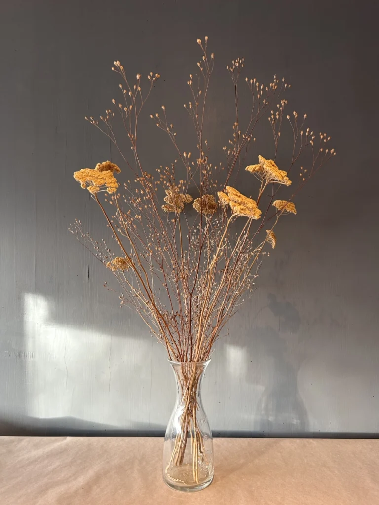 Gelbe Blumen im Atelier von Sandra Baumann