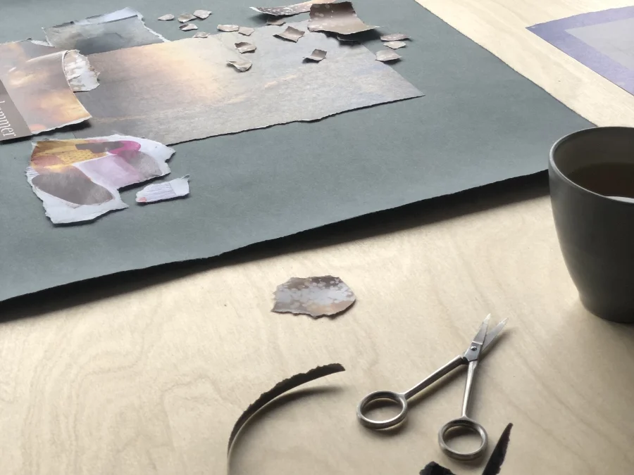 Arbeitstisch mit Visioncollage, Schnipsel und Schere