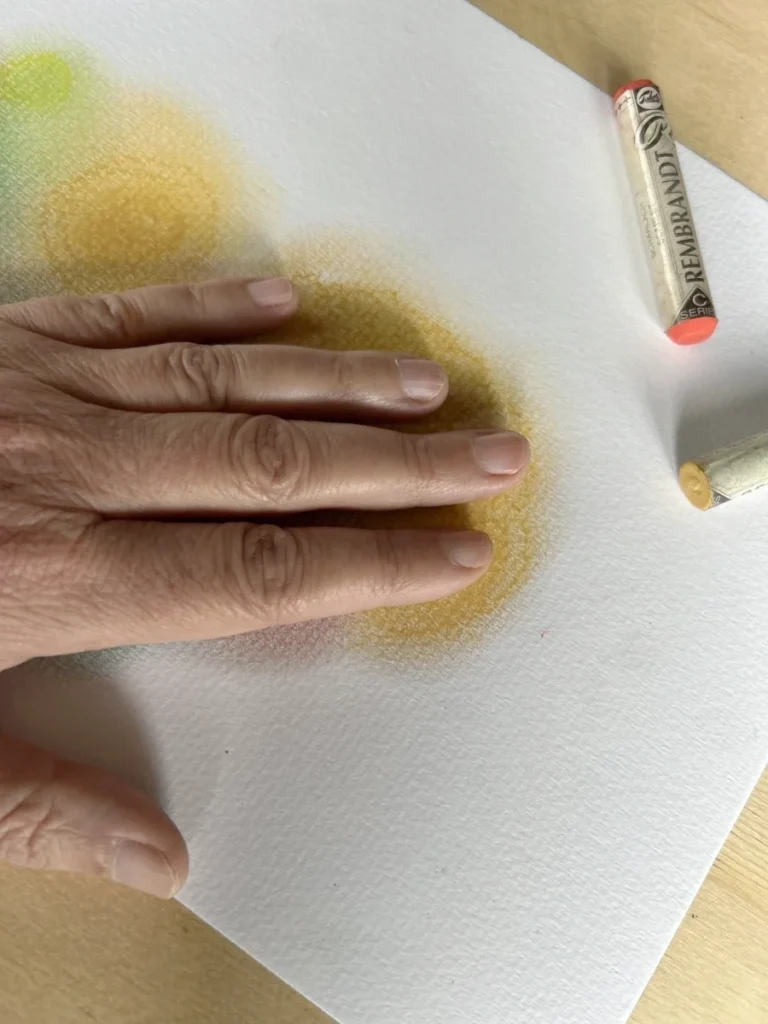 Mit kreativen Methoden Gefühle ausdrücken. Hand liegt sanft auf der gelben Farbfläche.